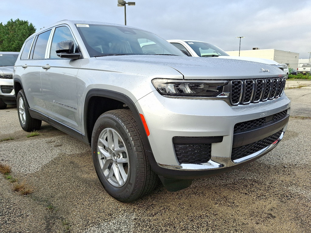New 2025 Jeep Grand Cherokee L Laredo image 3