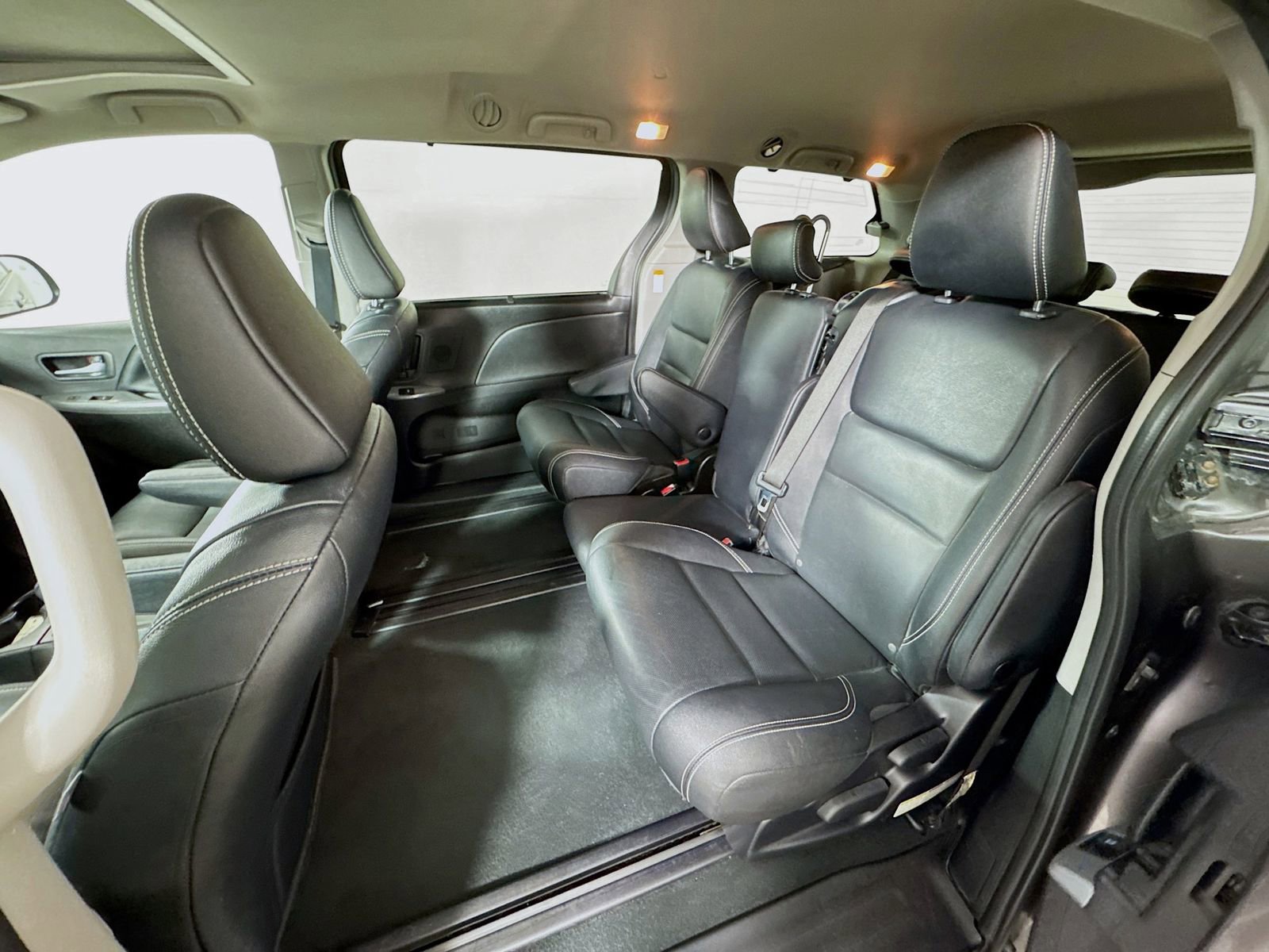 Used 2020 Toyota Sienna SE w/ SE Preferred Package image 21