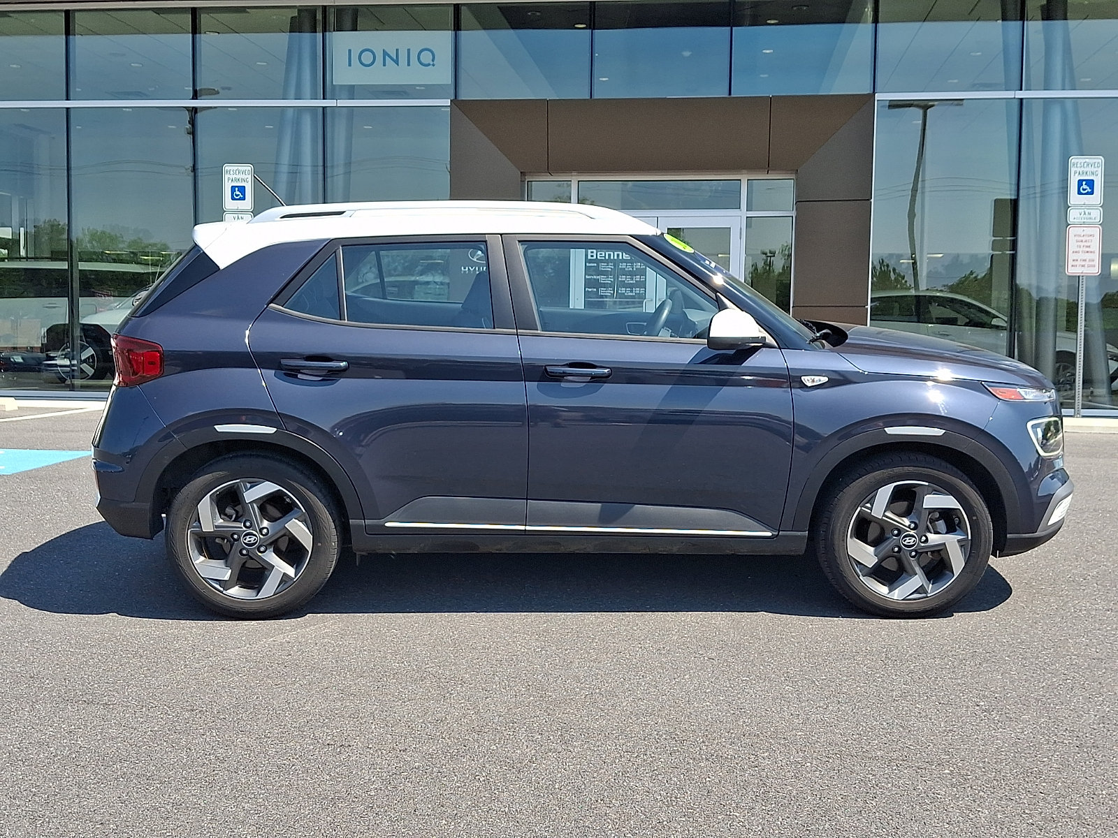 Used 2024 Hyundai Venue Limited FWD image 7