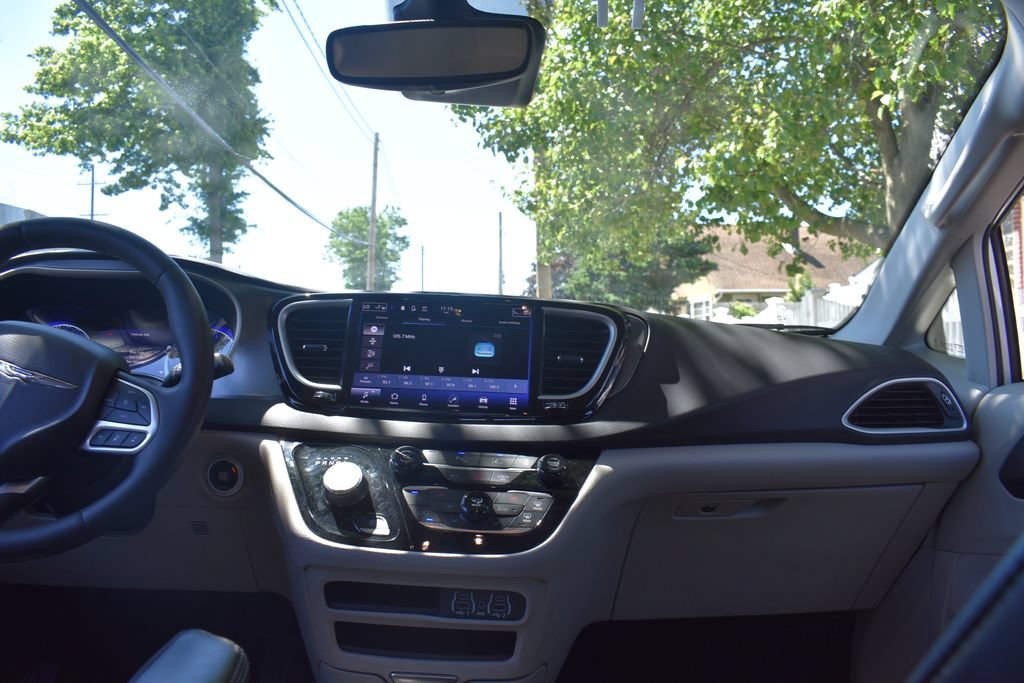Used 2024 Chrysler Pacifica Touring-L FWD image 28