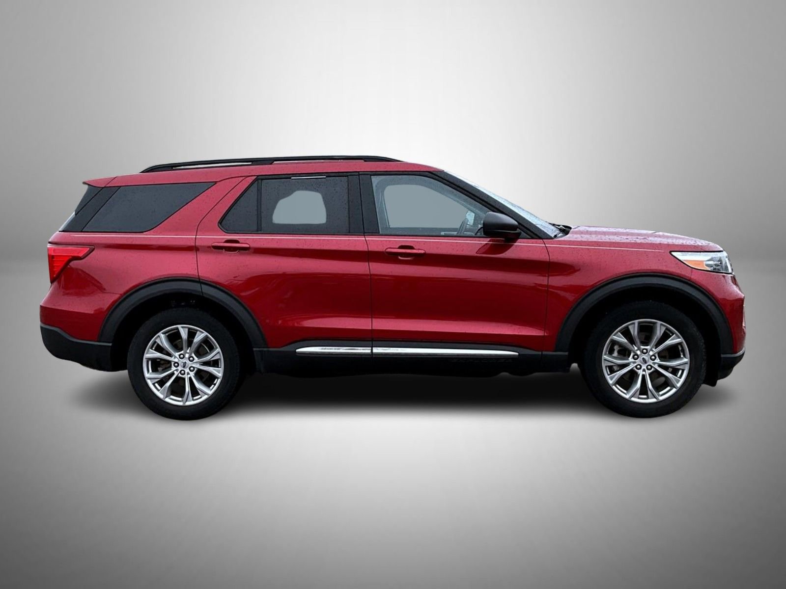 Used 2022 Ford Explorer XLT w/ Equipment Group 202A image 4