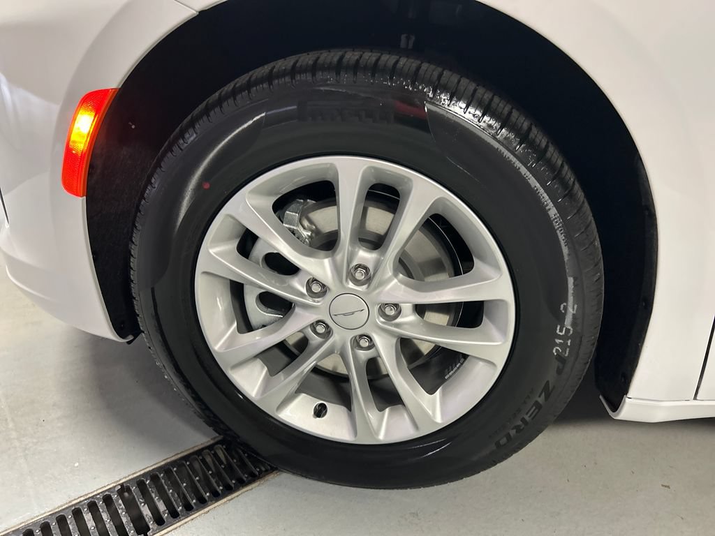 New 2027 Chrysler Pacifica Select FWD image 9