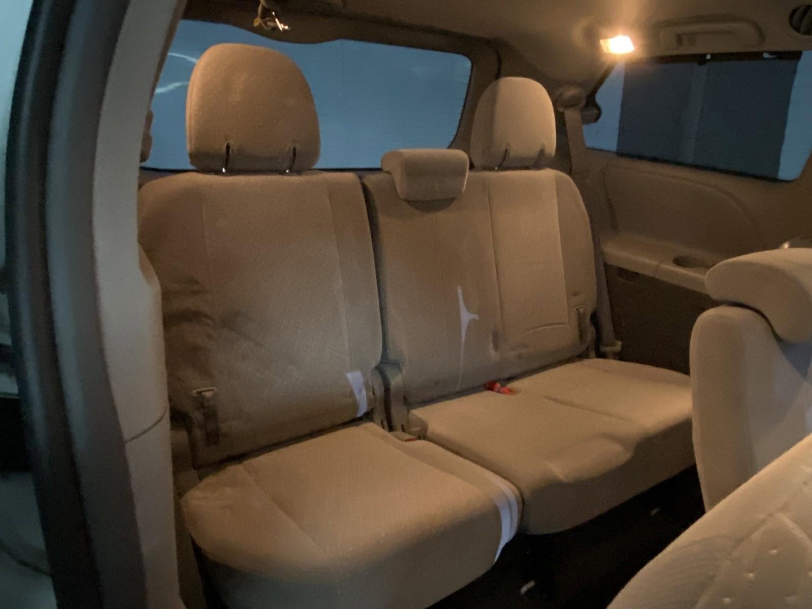Used 2018 Toyota Sienna LE w/ Carpet Mat Package image 13