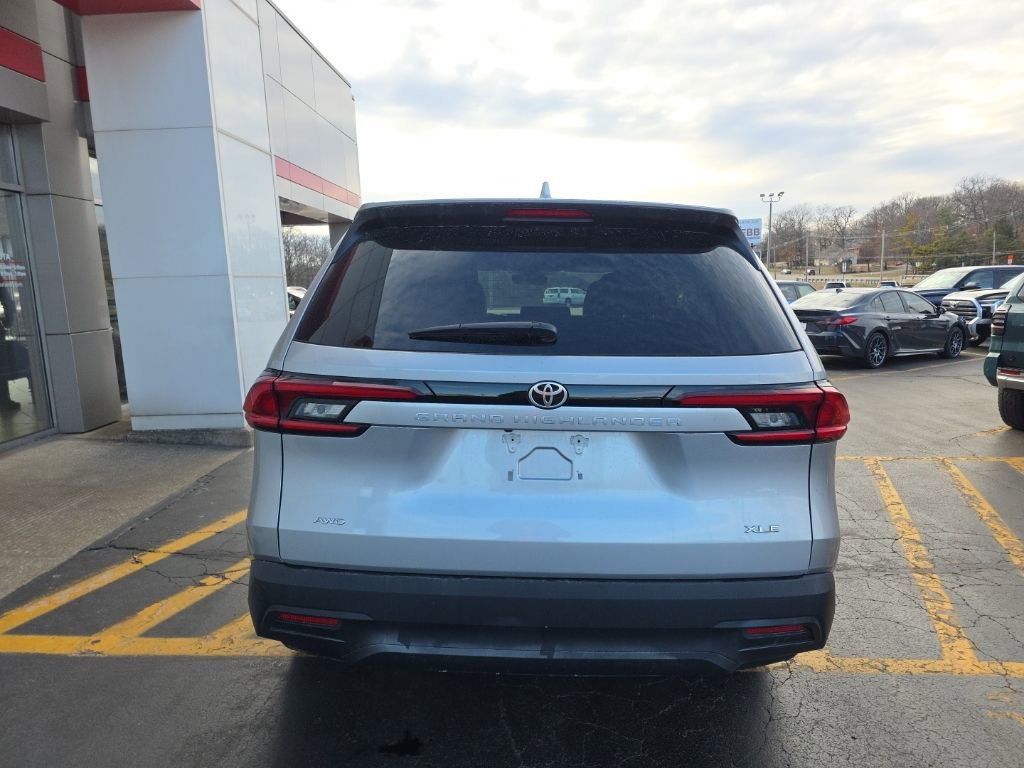 Used 2025 Toyota Grand Highlander AWD image 4