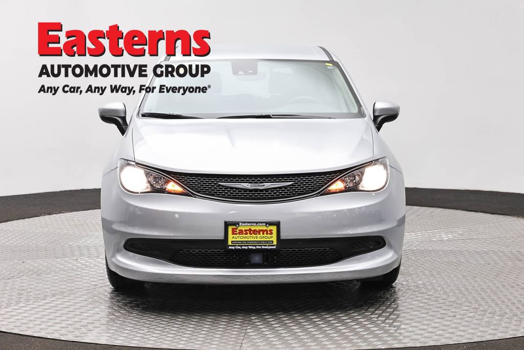 Used 2023 Chrysler Voyager LX FWD image 2