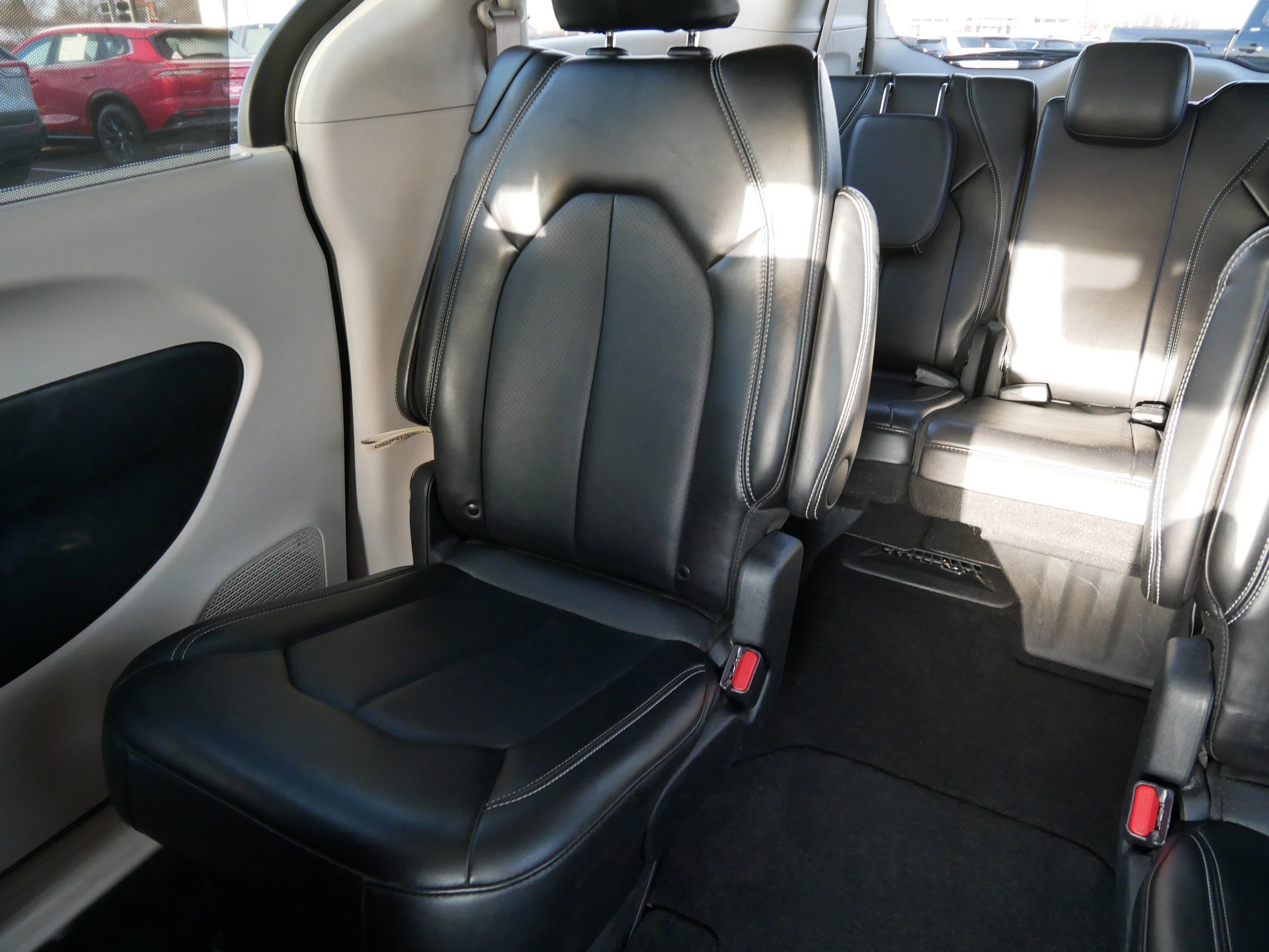 Used 2024 Chrysler Pacifica Touring-L image 12