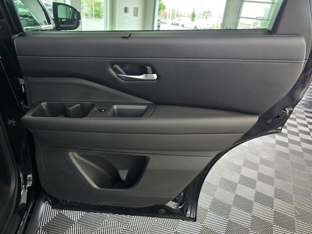 Used 2025 Nissan Pathfinder SL image 41