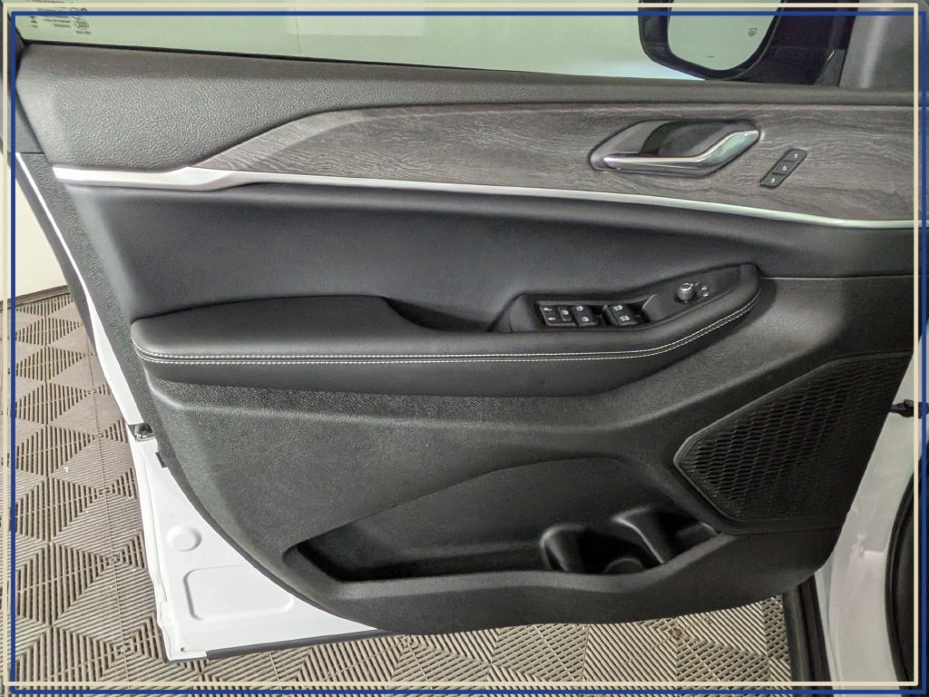Certified 2025 Jeep Grand Cherokee Limited AWD/4WD image 17