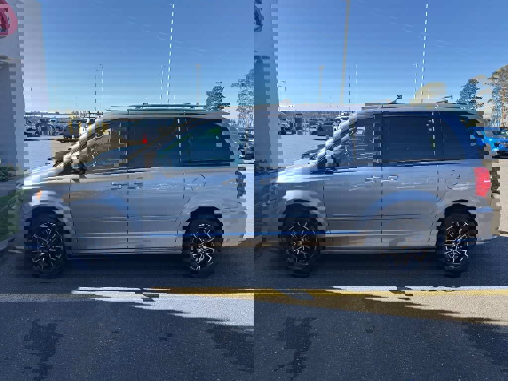 Used 2016 Dodge Grand Caravan R/T image 2