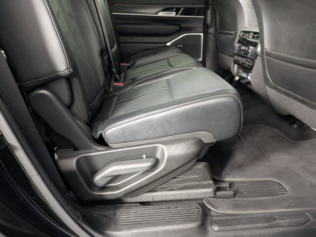 Certified 2024 Jeep Wagoneer L Series II w/ Flexible Seating Group AWD/4WD image 35
