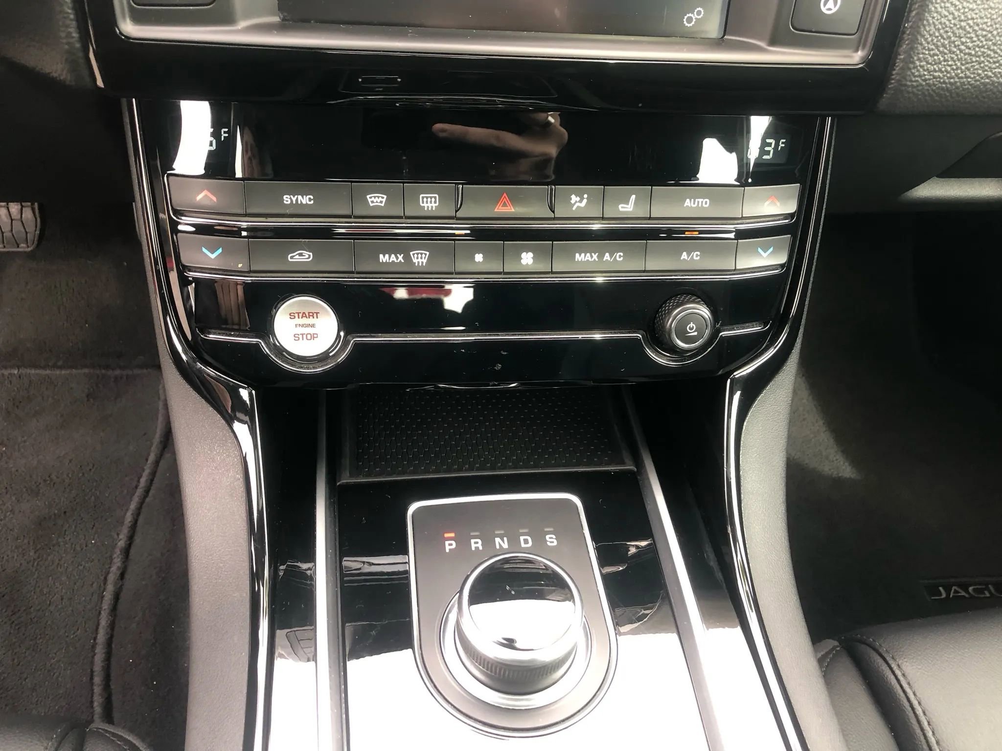 Used 2018 Jaguar XE Premium RWD image 16