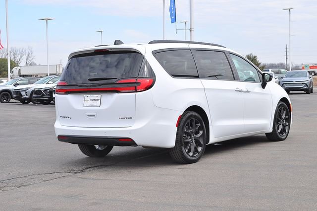 Used 2025 Chrysler Pacifica Limited image 3