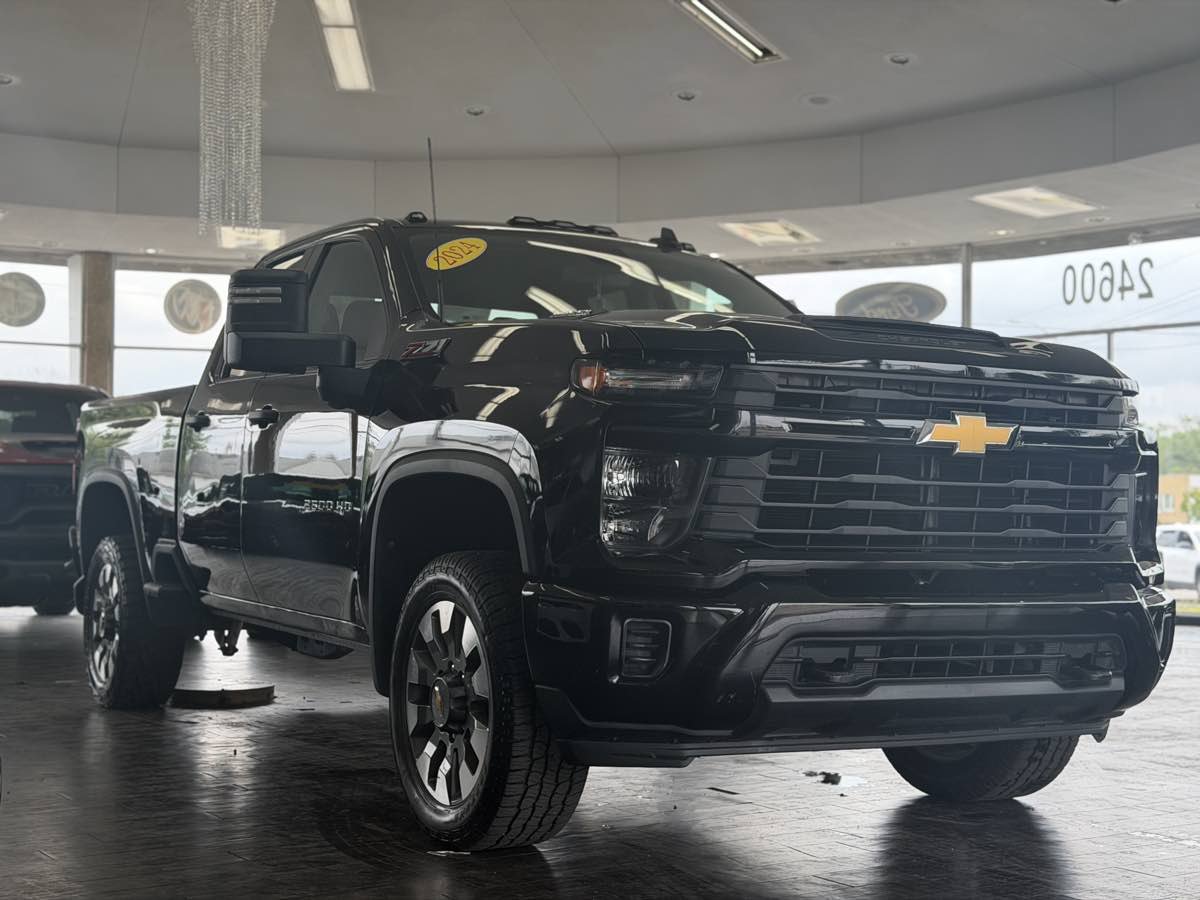 Used 2024 Chevrolet Silverado 2500 Custom w/ Custom Convenience Package AWD/4WD image 4