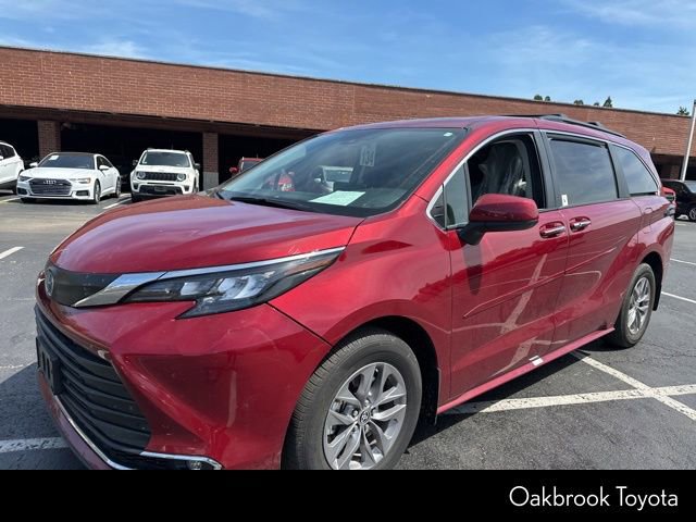 Used 2024 Toyota Sienna XLE FWD image 1
