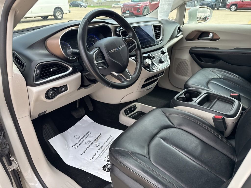 Used 2017 Chrysler Pacifica Touring-L image 8