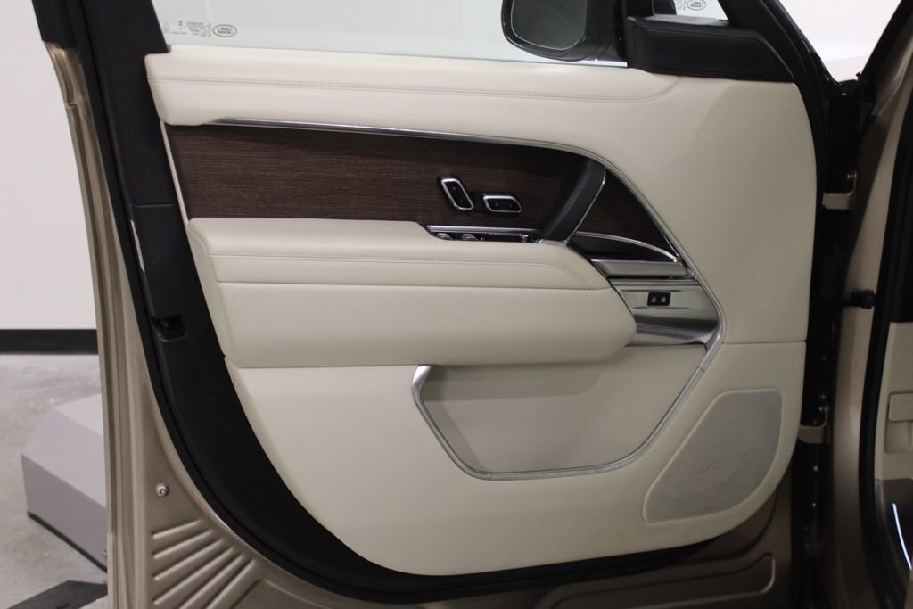 Used 2023 Land Rover Range Rover Autobiography image 17