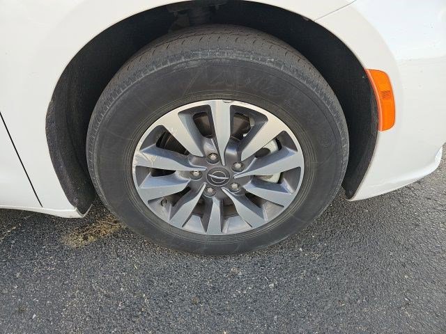 Used 2024 Chrysler Pacifica Select image 10