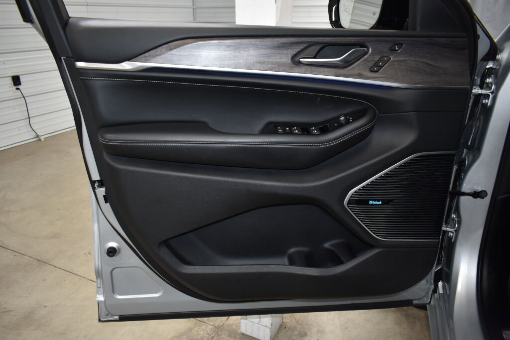 Used 2021 Jeep Grand Cherokee L Overland w/ Luxury Tech Group IV image 6