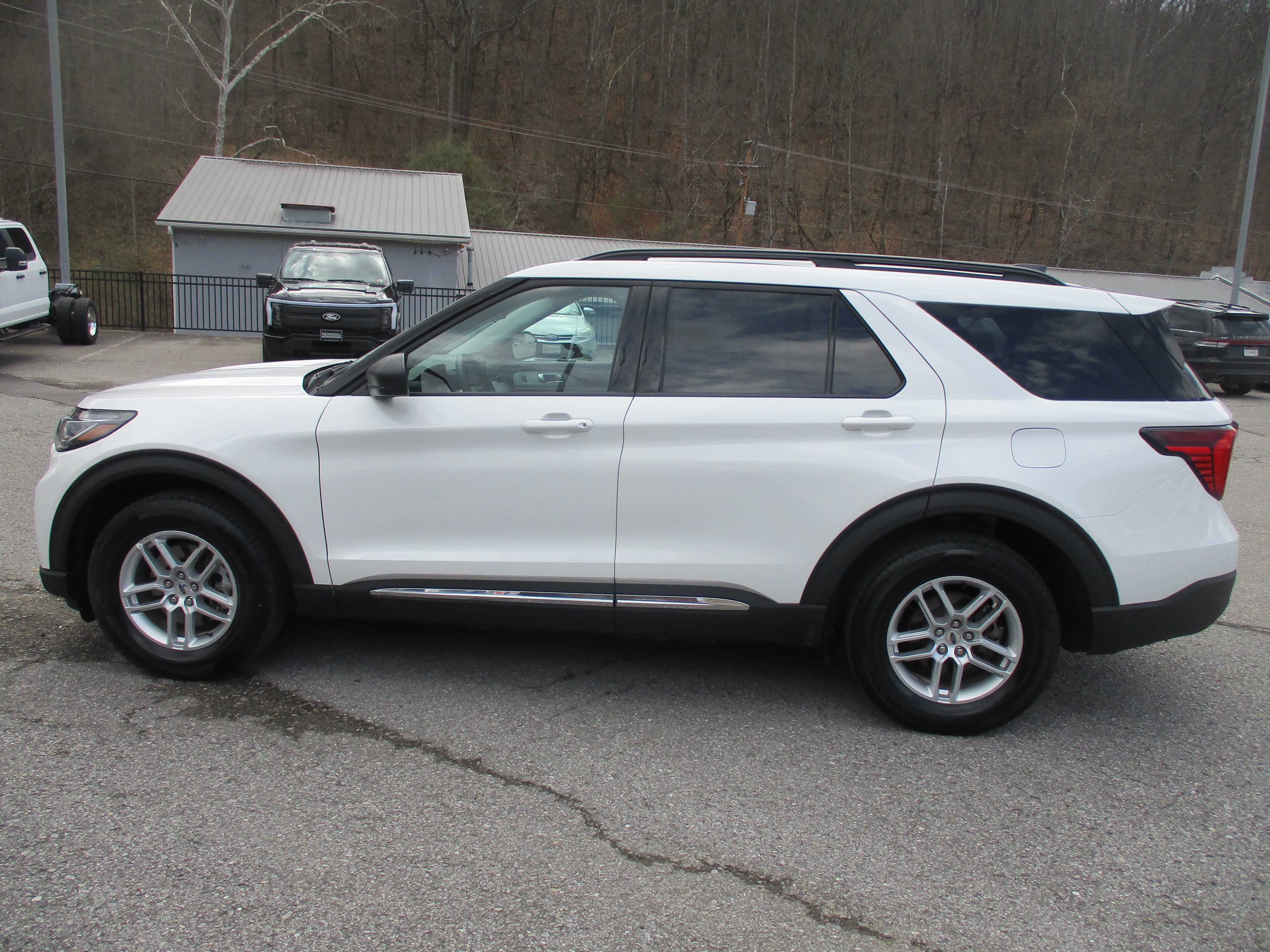 Used 2025 Ford Explorer Active AWD/4WD image 7