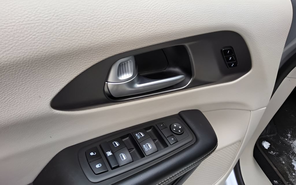 Used 2024 Chrysler Pacifica Touring-L FWD image 44