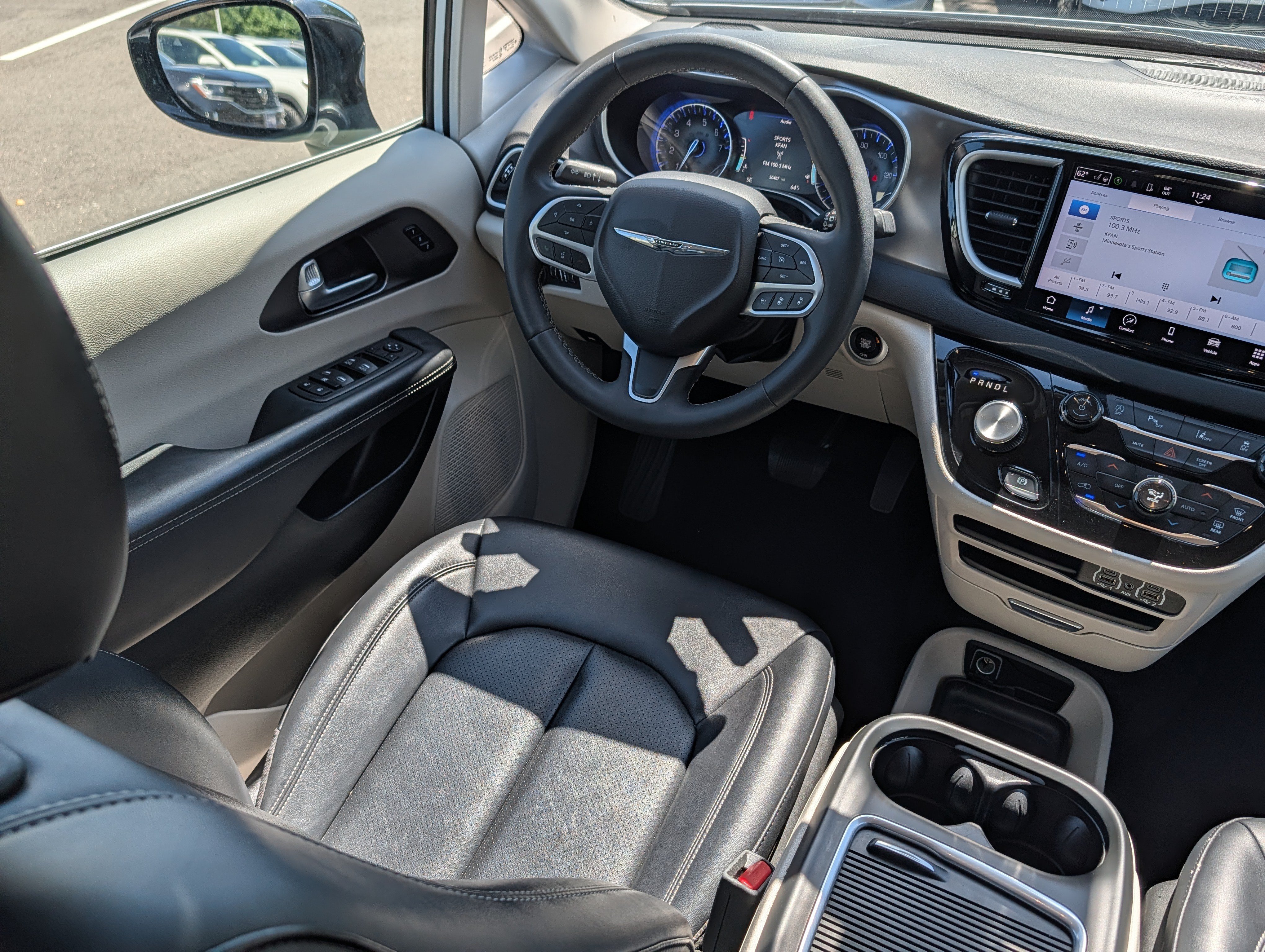 Used 2024 Chrysler Pacifica Touring-L FWD image 9