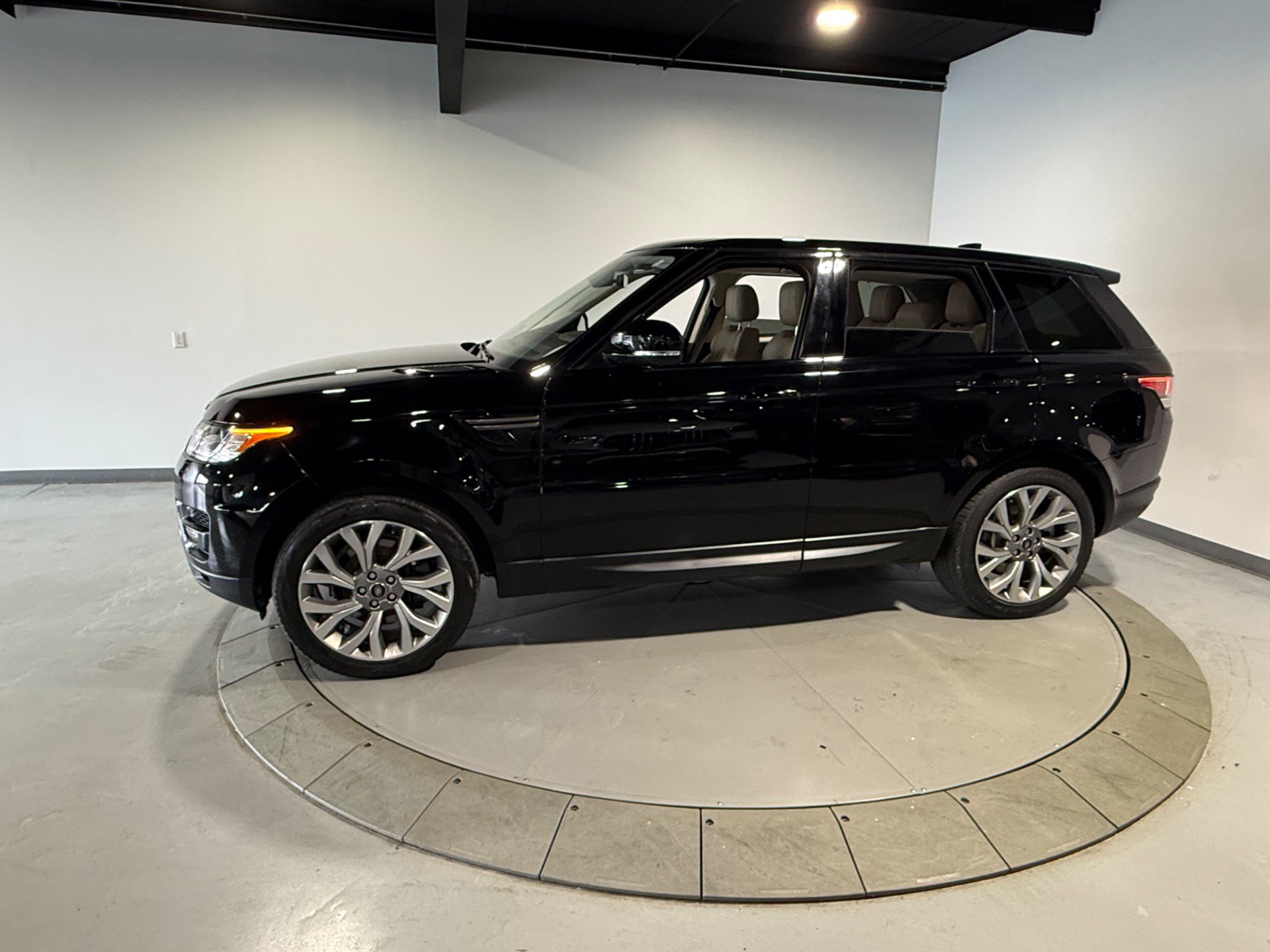 Used 2017 Land Rover Range Rover Sport SE AWD/4WD image 5
