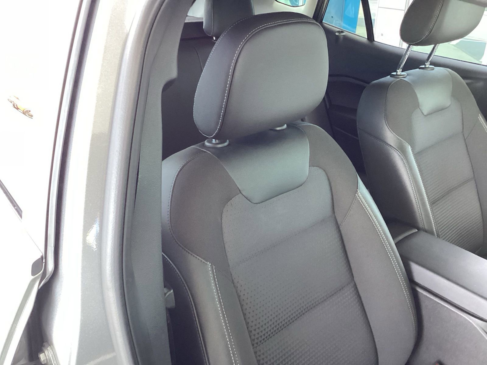 Used 2025 Chevrolet Trax LT w/ LT Convenience Package image 16