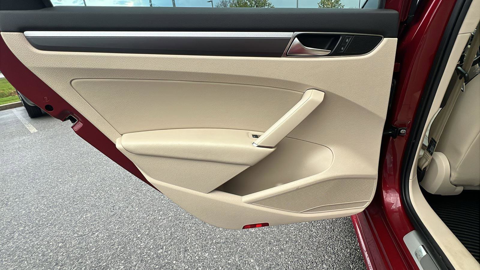 Used 2017 Volkswagen Passat 1.8T R-Line w/ R-Line Lighting Package image 17