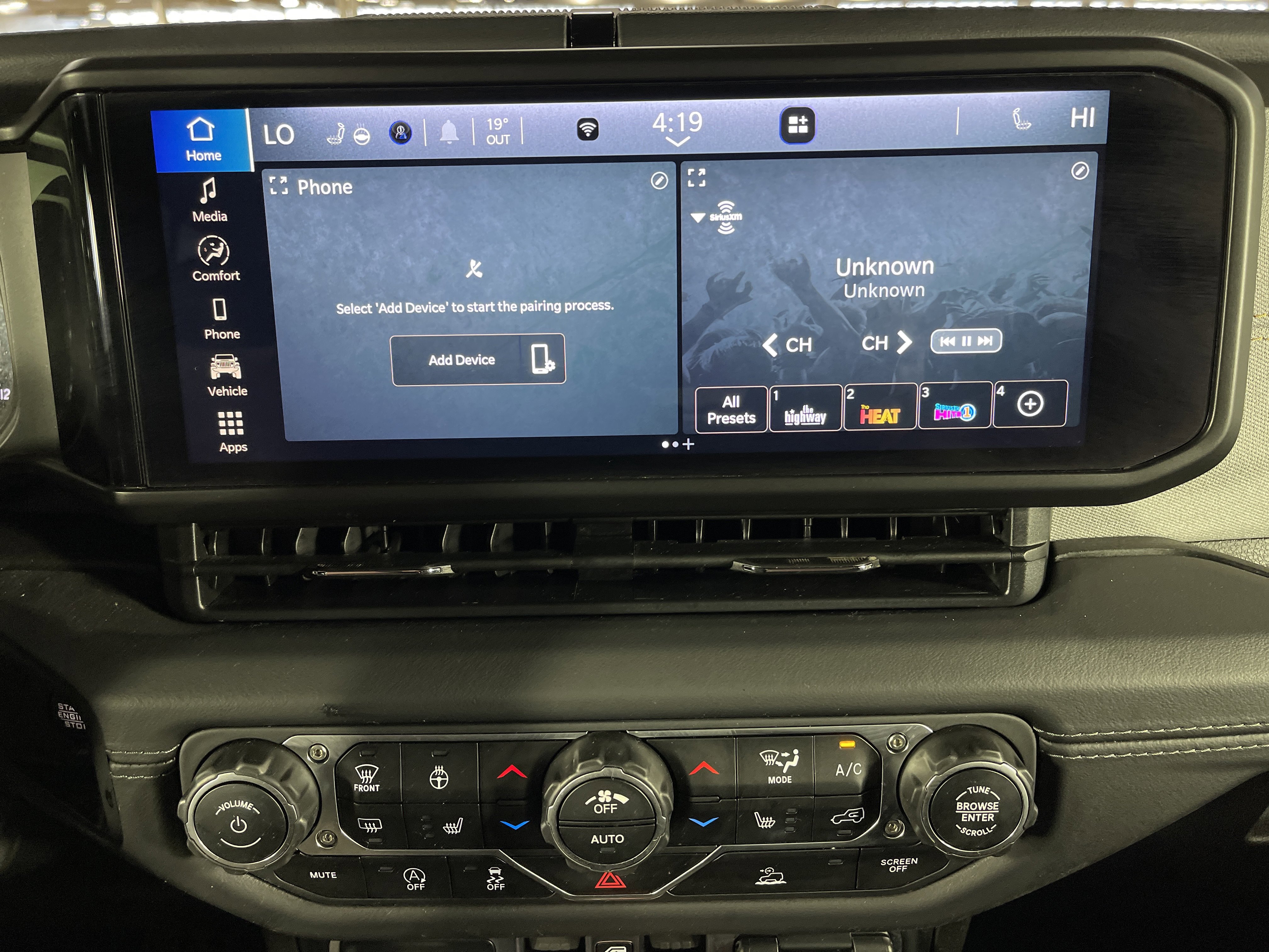 Used 2025 Jeep Wrangler Sahara image 21