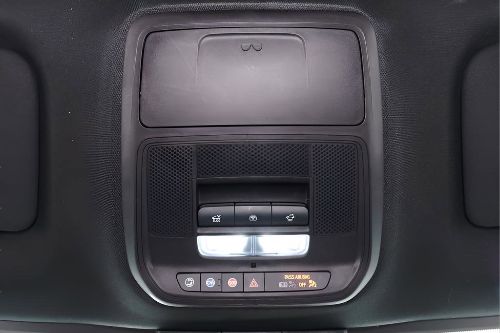 Used 2025 GMC Acadia AT4 w/ Luxury Package image 19