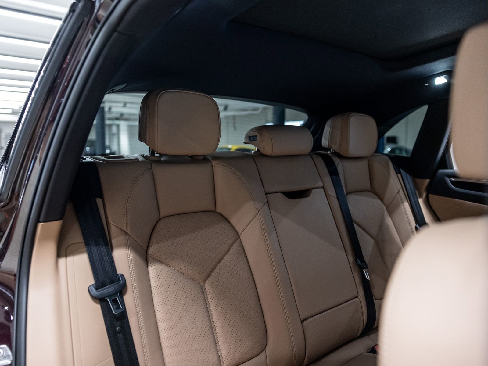 Certified 2024 Porsche Macan AWD/4WD image 36