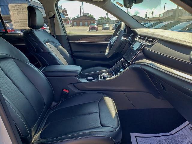 Used 2024 Jeep Grand Cherokee Limited w/ Luxury Tech Group II image 26