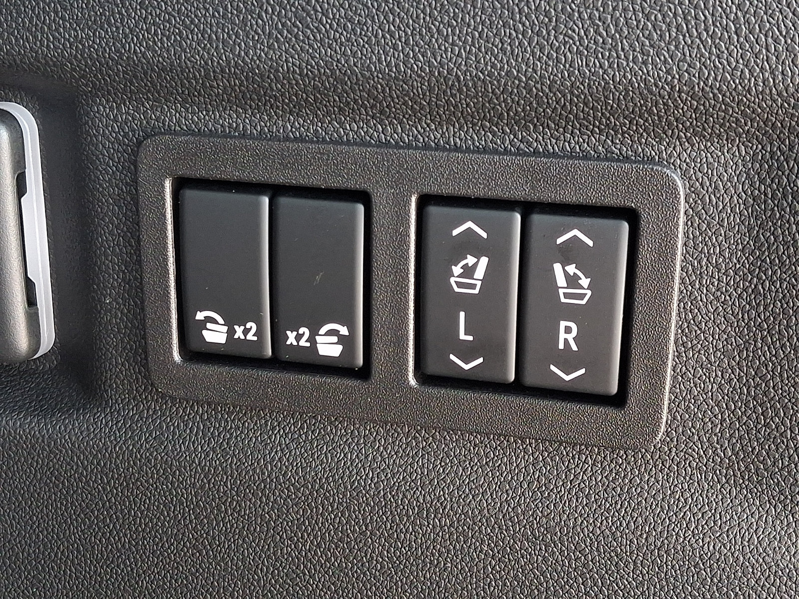 Used 2023 GMC Yukon Denali Ultimate AWD/4WD image 33