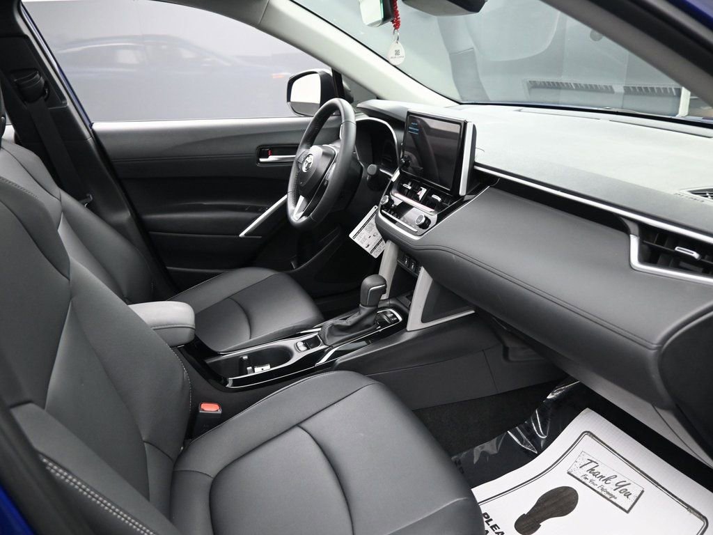 Used 2025 Toyota Corolla Cross XLE w/ Convenience Package FWD image 35
