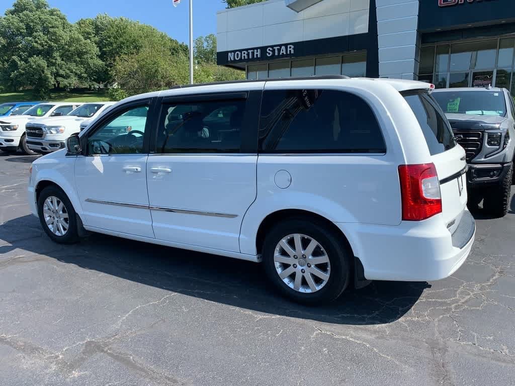 Used 2013 Chrysler Town & Country Touring FWD image 2