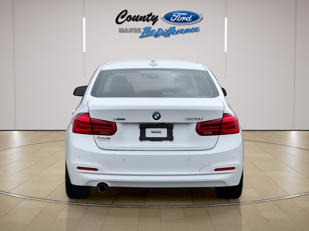 Used 2016 BMW 320i xDrive Sedan AWD/4WD image 4
