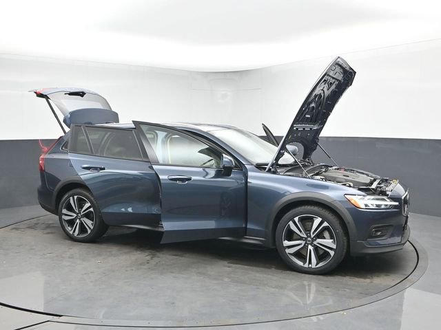 Used 2023 Volvo V60 B5 Cross Country Plus image 51