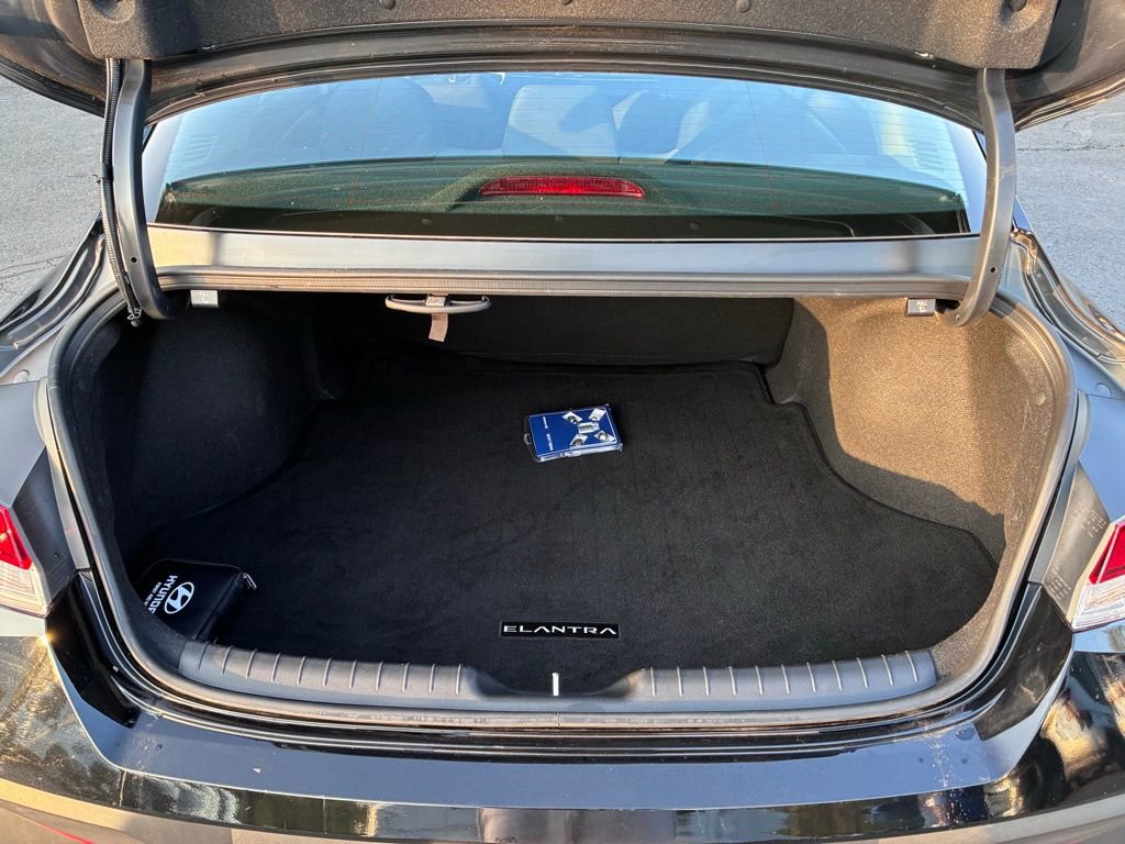 Used 2024 Hyundai Elantra SE FWD image 12