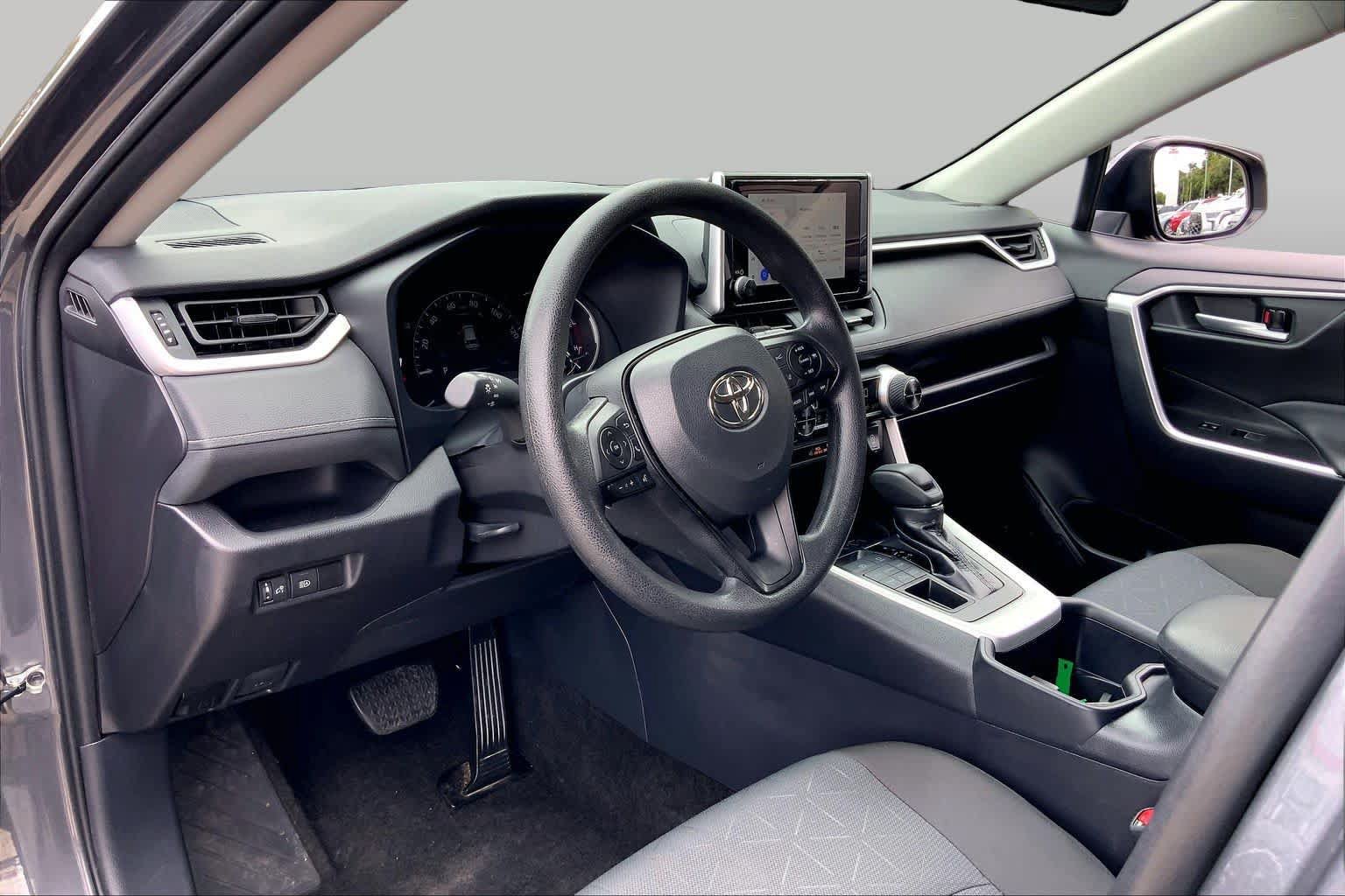Used 2025 Toyota RAV4 XLE AWD/4WD image 17