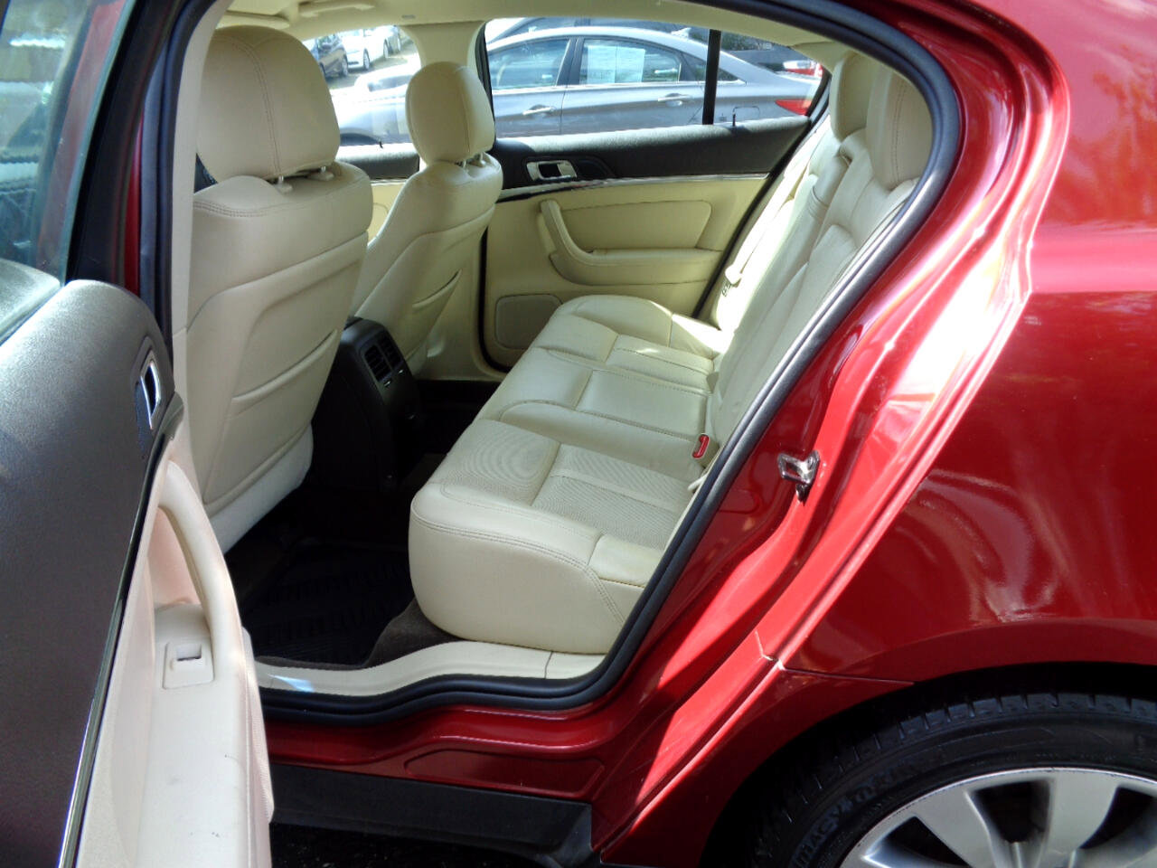 Used 2014 Lincoln MKS Sedan image 16