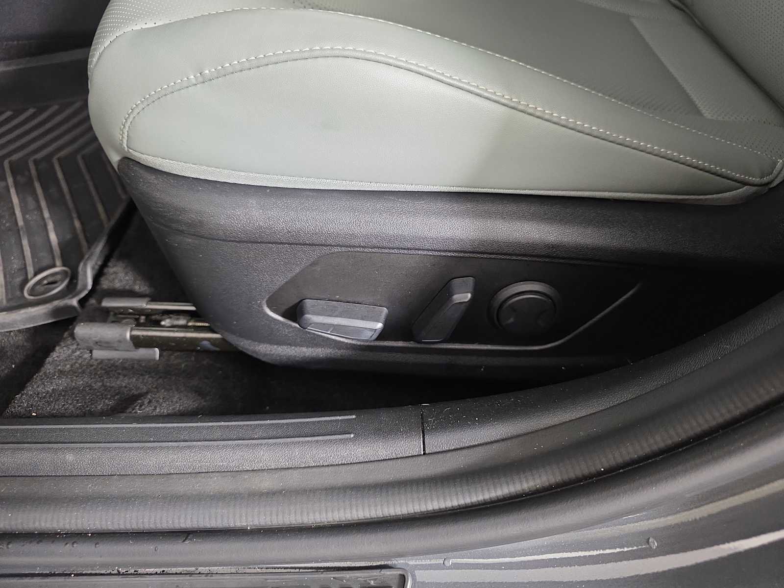 Used 2024 Hyundai Elantra Limited image 29