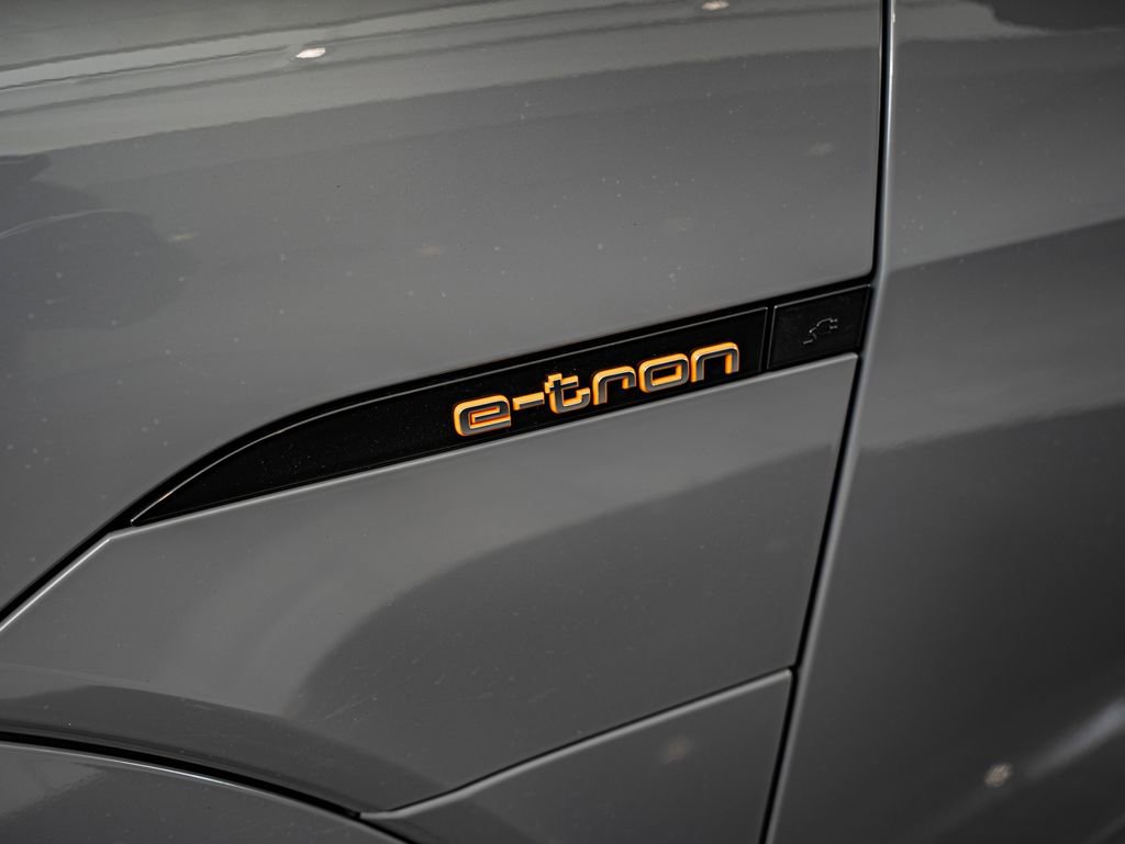 Used 2022 Audi e-tron Premium Plus w/ Premium Plus Package image 11
