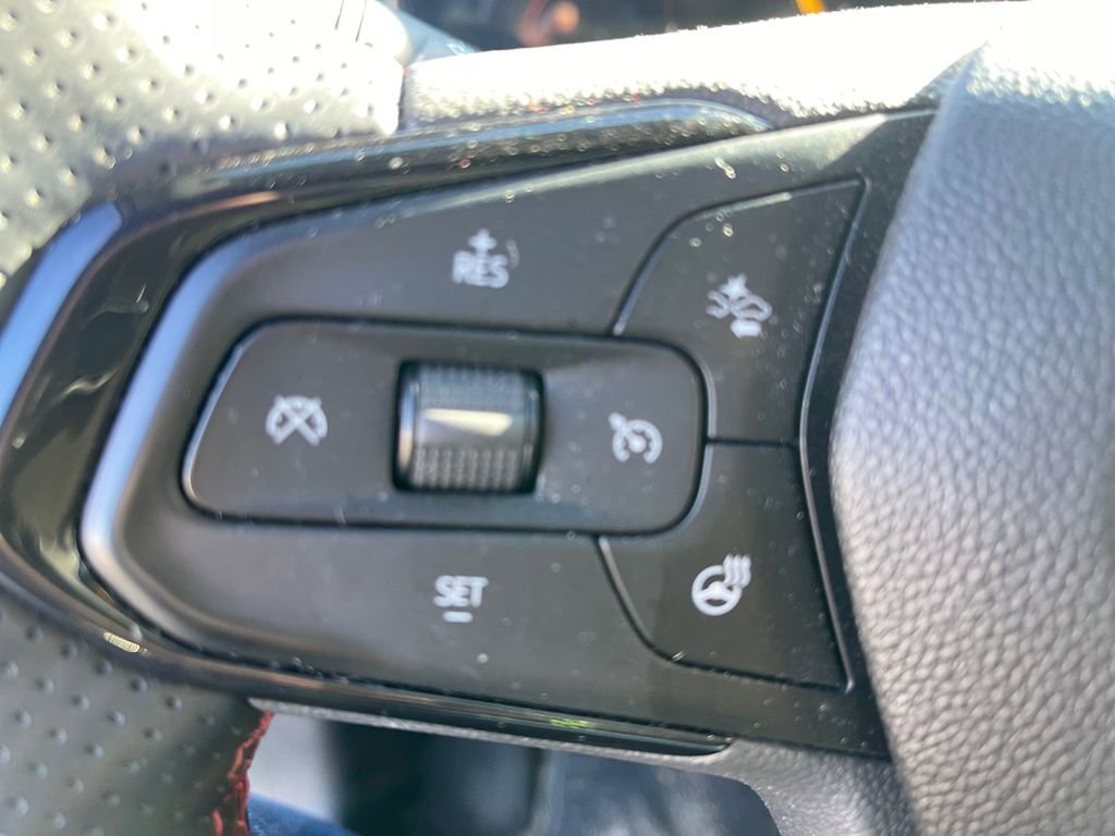 Certified 2025 Chevrolet Trax RS w/ Sunroof Package image 24