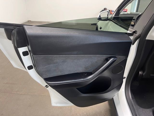 Used 2022 Tesla Model Y Long Range image 19