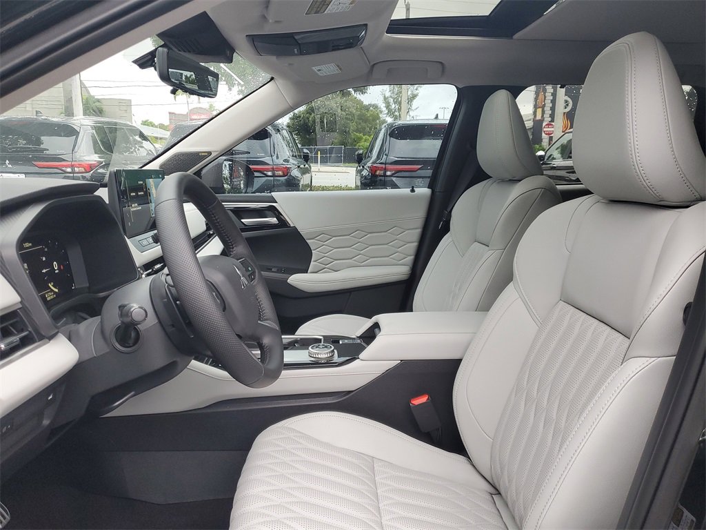 New 2025 Mitsubishi Outlander AWD image 14