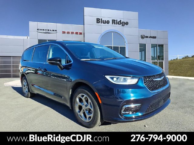 Used 2024 Chrysler Pacifica Limited w/ Uconnect Theater Family Group