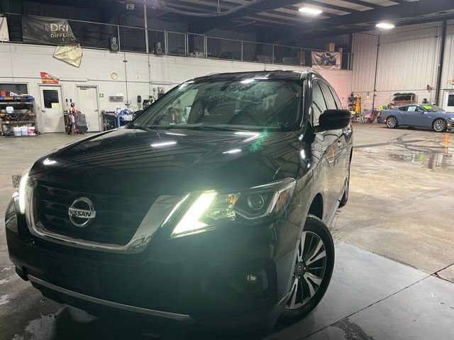 Used 2018 Nissan Pathfinder SV image 1