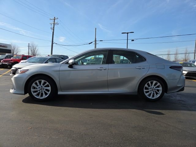 Used 2021 Toyota Camry LE image 4