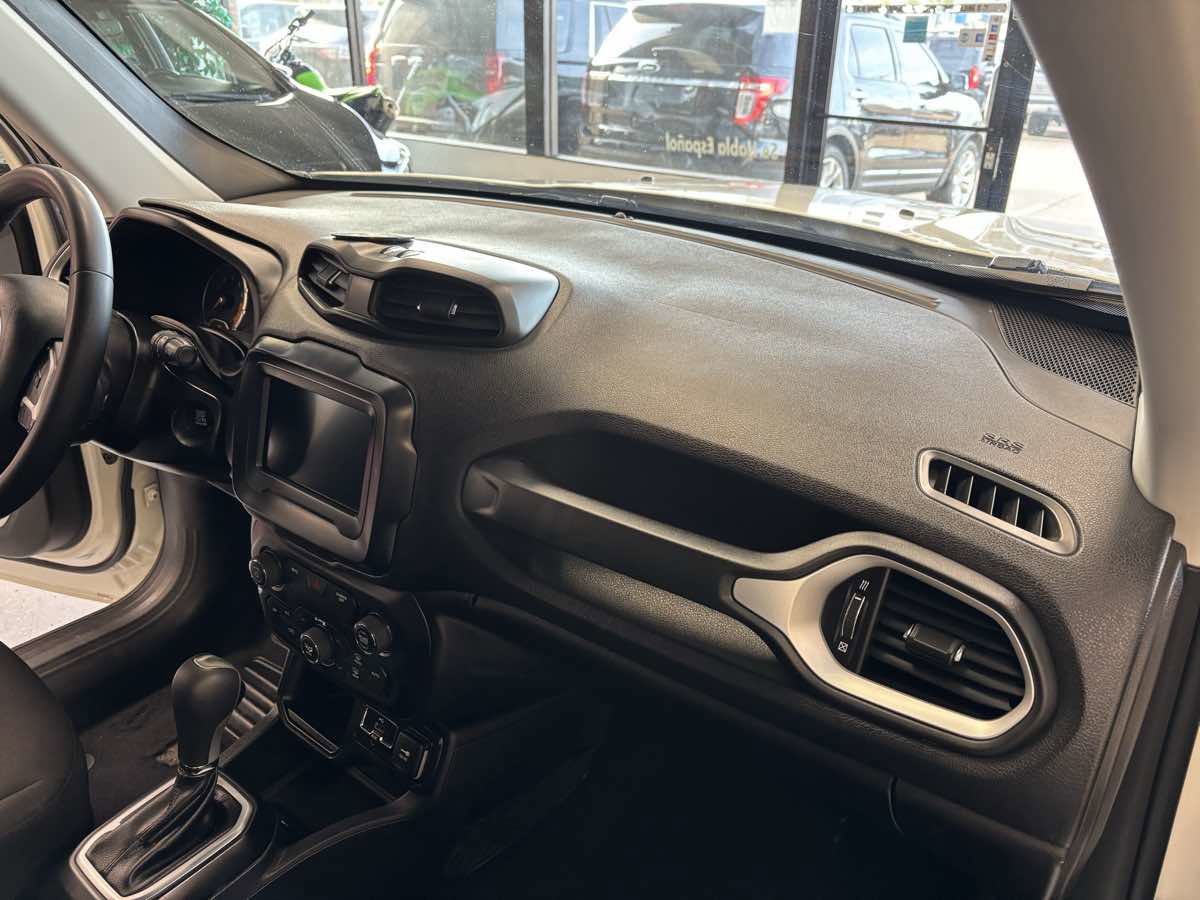 Used 2018 Jeep Renegade Latitude FWD image 15