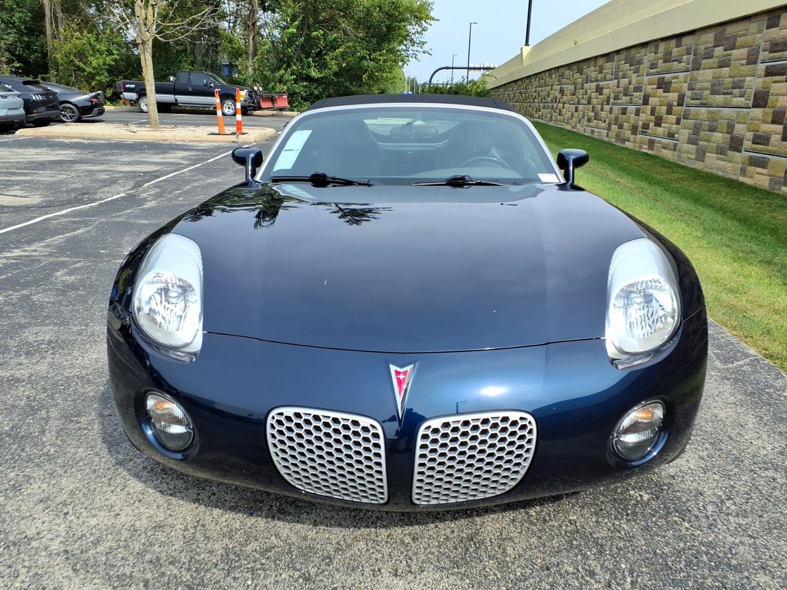 Used 2007 Pontiac Solstice Convertible w/ Premium Package RWD image 3